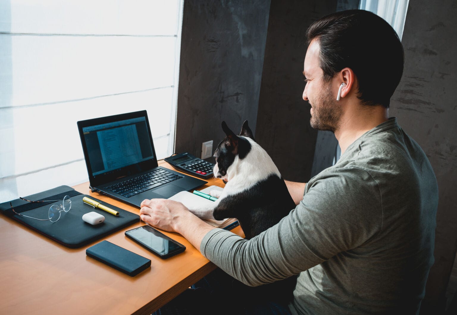 Praca zdalna IT – kompletny przewodnik po zdalnej pracy w branży technologicznej