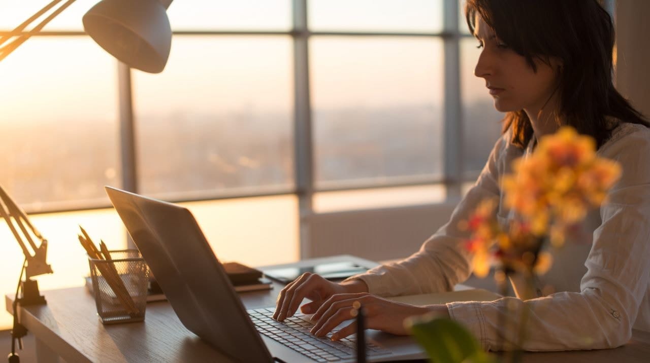 wirtualny asystent praca zdalna laptop organizacja pracy freelancer