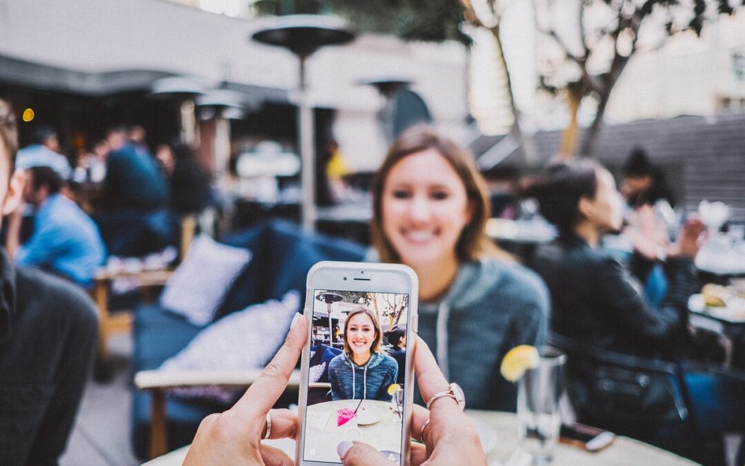 ugc creator tworzenie contentu social media telefon