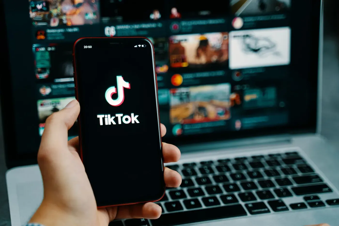 TikTok aplikacja na smartfonie social media praca zarabianie