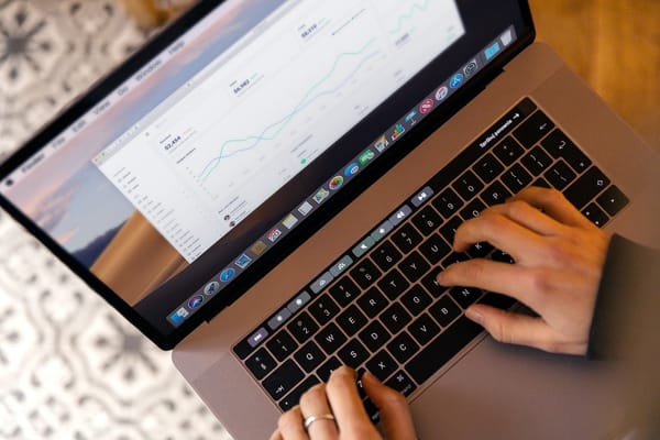 Jak rozpocząć karierę freelancera w 2025 roku? Poradnik dla początkujących