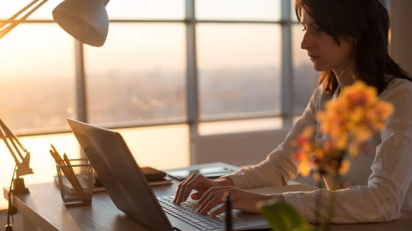 wirtualny asystent praca zdalna laptop organizacja pracy freelancer