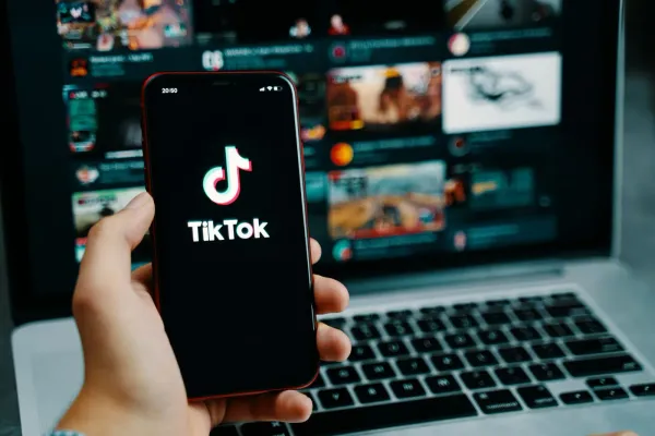 TikTok aplikacja na smartfonie social media praca zarabianie