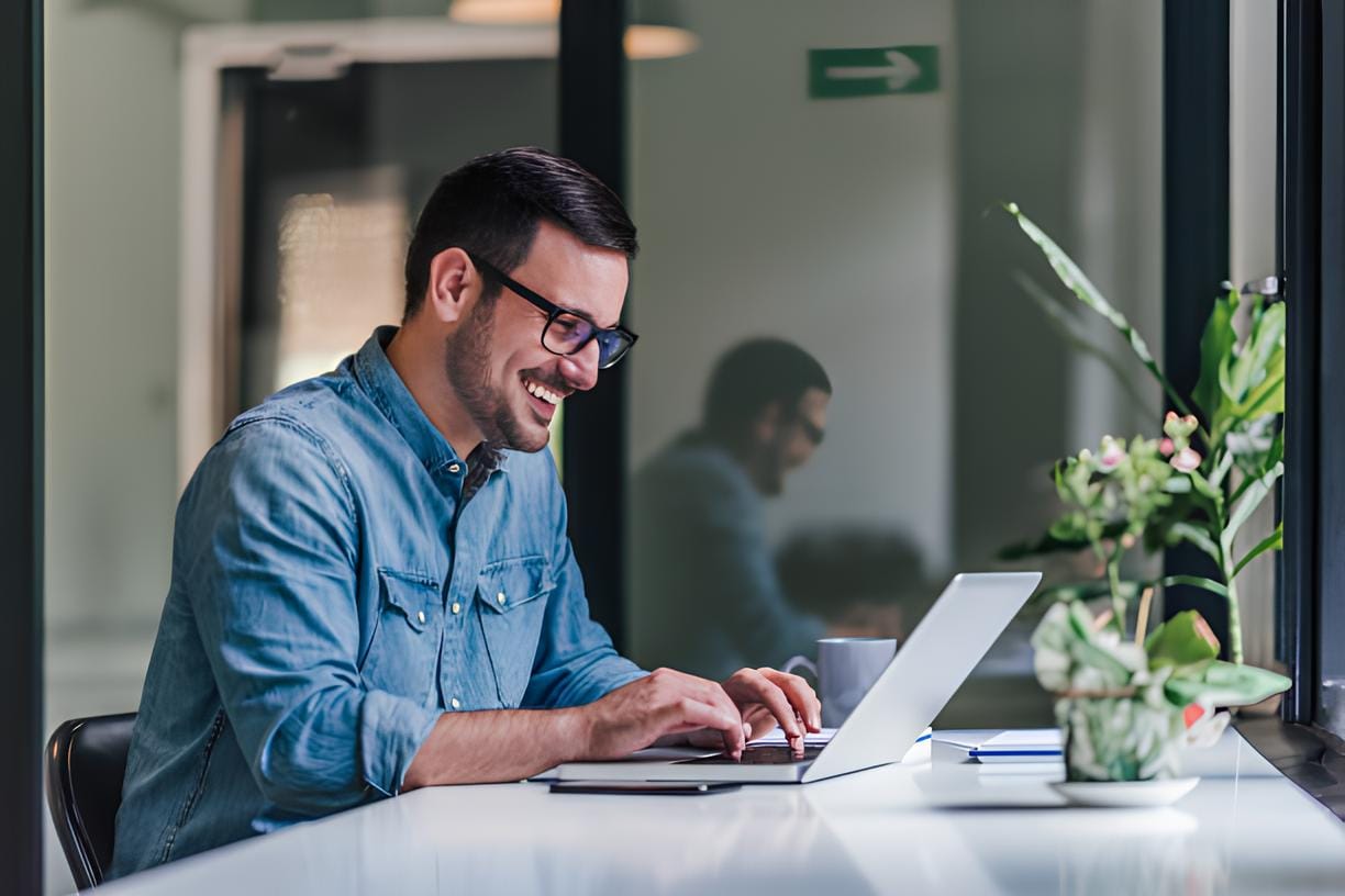 Freelancing w praktyce: umowa zlecenie, umowa o dzieło czy B2B – jak wybrać najlepszą formę rozliczenia?